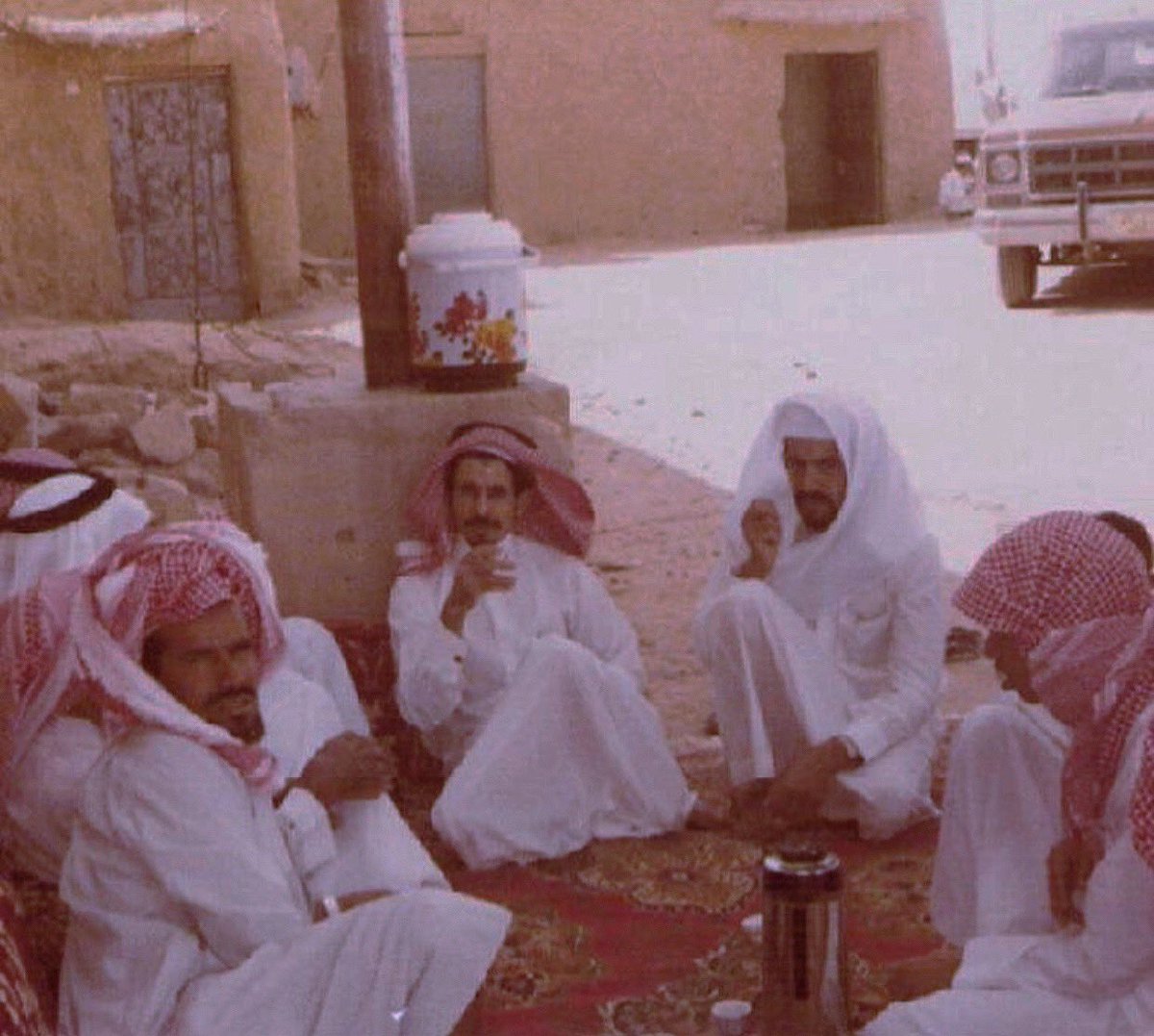 W2000p2's tweet photo. الموت يعطي للبصير اتعاضي
ان الحياة ايام والوقت معدود

خلا الزحول اعدادهم بانخفاضي
لين امتلا بطن الثرا من هل الجود https://t.co/sJYl1RMpXj