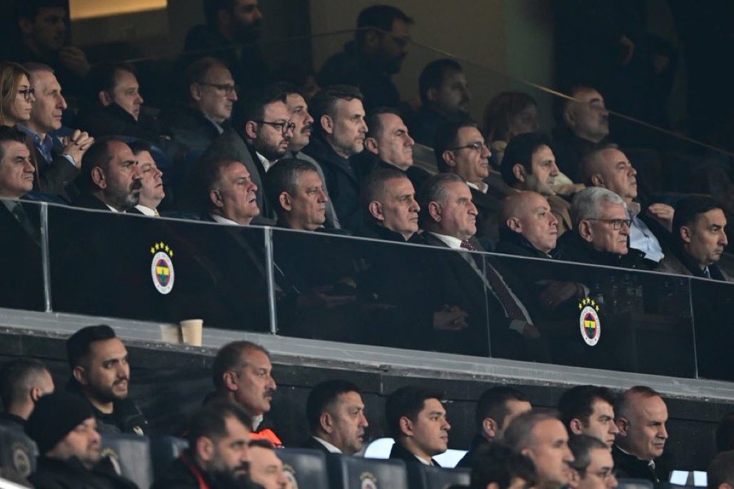 Hepimizin merak ettiği bir konu var. Neden aşağı yukarı gelmiş geçmiş tüm devlet erkanı fblidir Ayrıca neden ülkenin en zengin sanayicileri iş adamları çoğunlukla fblidir ⁉️
Buna biraz kafa yordum. 
Düşününce, Galatasaray kapalı bir ortamda kurulmuş yeşermiş ve büyümeye