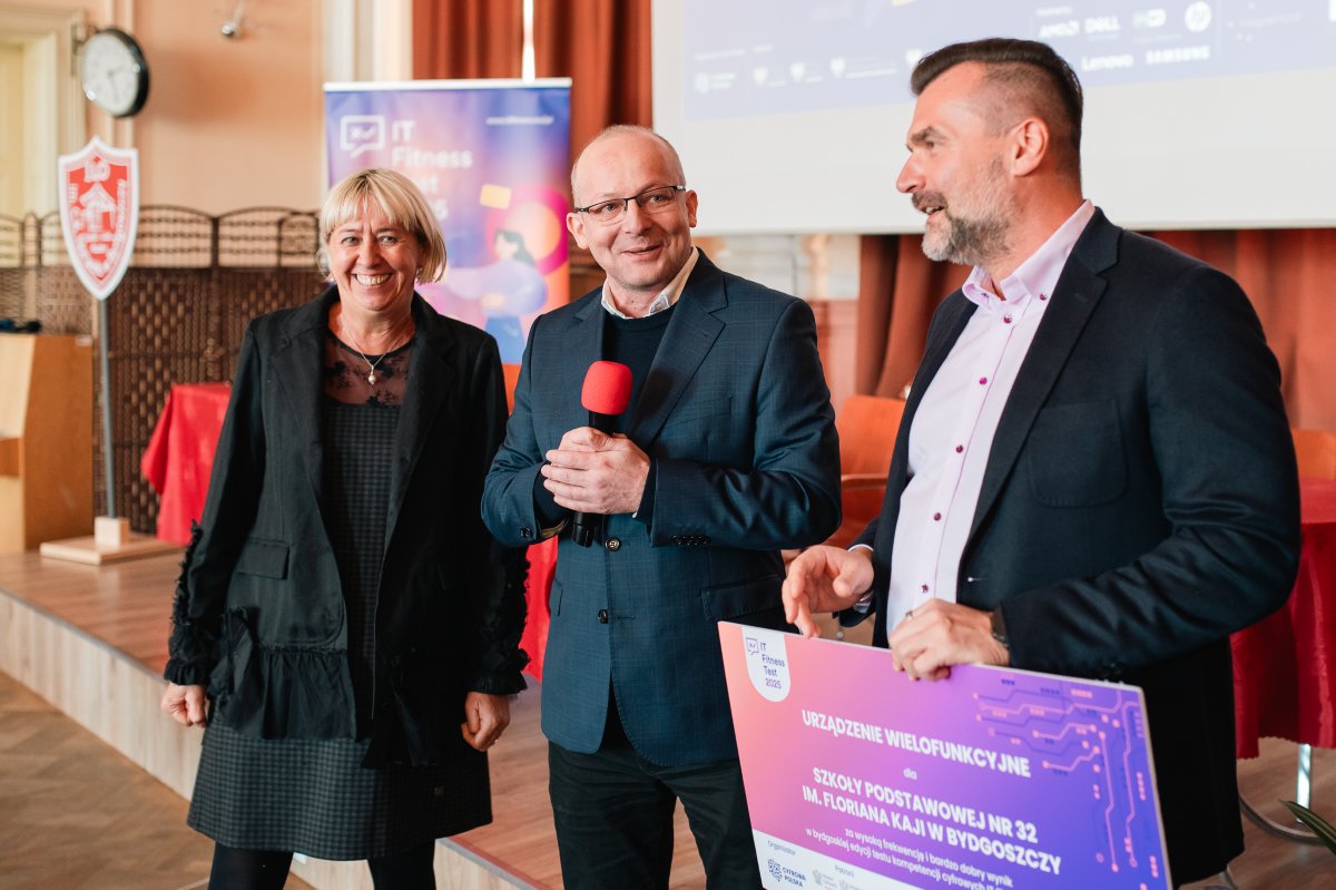 CyfrowaPolska's tweet photo. #Bydgoszcz - Wiceminister @CYFRA_GOV_PL @PawelOlszewski, Wojewoda Kujawsko-Pomorski @MichalSztybel, Prezydent Bydgoszczy @RafalBruski oraz Prezes Cyfrowej Polski @MichaKanownik podpisali w piątek porozumienie na przeprowadzenie kolejnej edycji projektu #ITFitnessTest w bydgoskich szkołach❗ To pierwsze oficjalne spotkanie, zapowiadające tegoroczną edycję testu.
Przy okazji podsumowaliśmy poprzednią odsłonę IT Fitness Testu. Nagrodziliśmy 10 osób - uczniów i nauczycieli - którzy uzyskali najwyższe wyniki w Bydgoszczy. Nagrody za wysoką frekwencję i ponadprzeciętne wyniki otrzymały też dwie szkoły 🎁