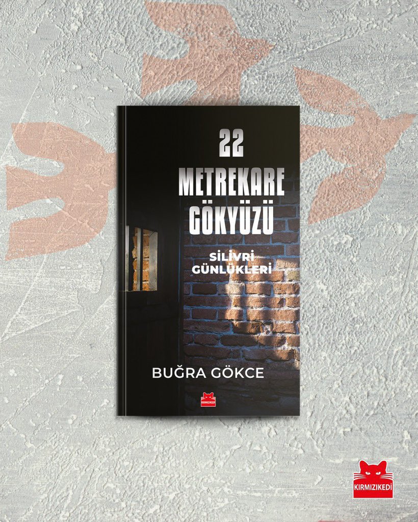 Buğra Gökce’nin her satırında kentin yeniden düşlenmesi gerektiğini anımsatan bu çalışması, taş duvarları-tel örgüleri aşarak bir düşüncenin peşinde yürümeye çağırıyor.

“22 Metrekare Gökyüzü - Silivri Günlükleri” kitabını incelemek için: kirmizikedi.com/22-metrekare-g…