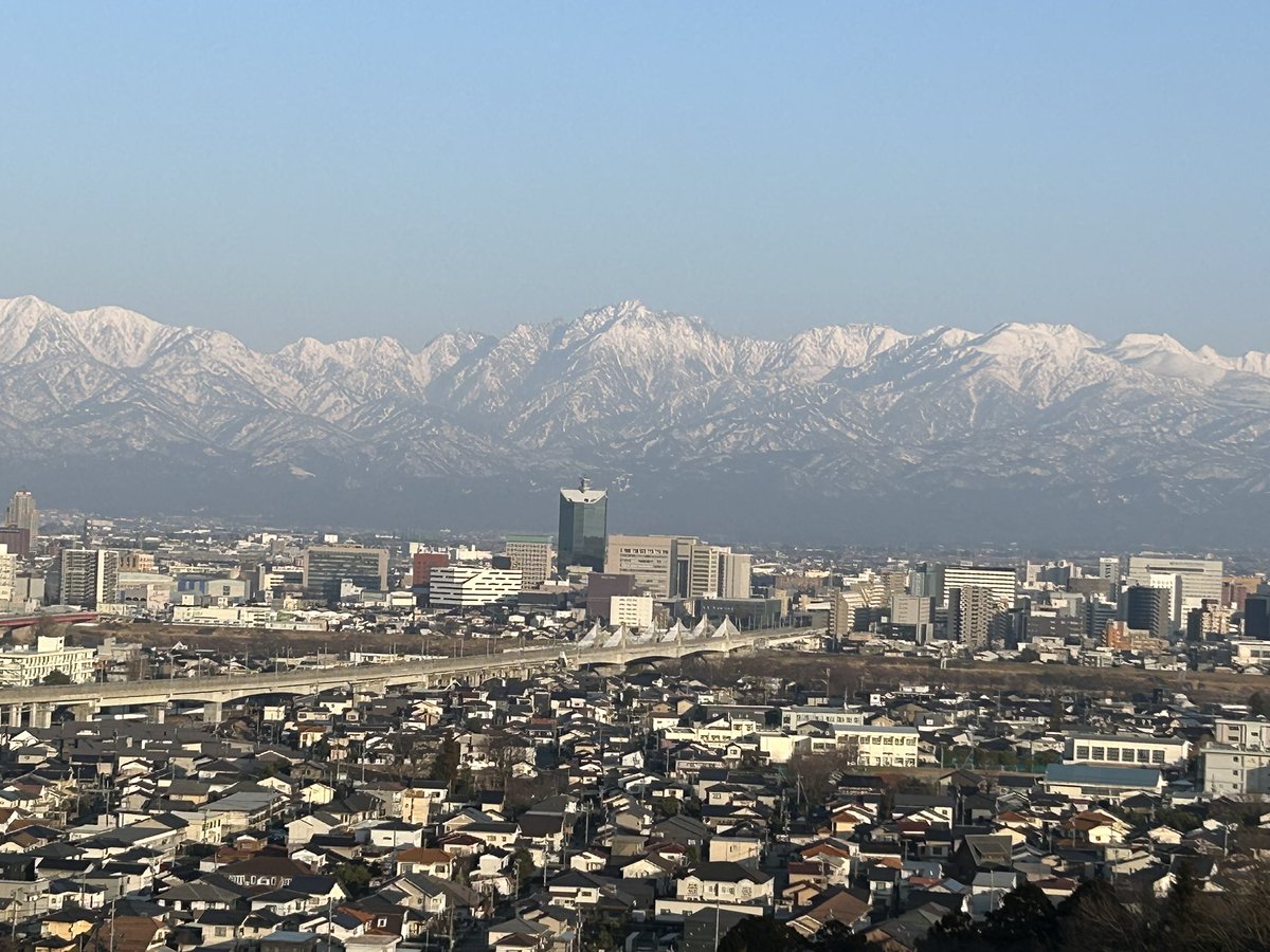 ちょっとガスってましたが、今日は剱岳がよく見えましたよ⛰️
カメラがたくさん並んでました📷
#富山市 
#呉羽 
#富山の手加減