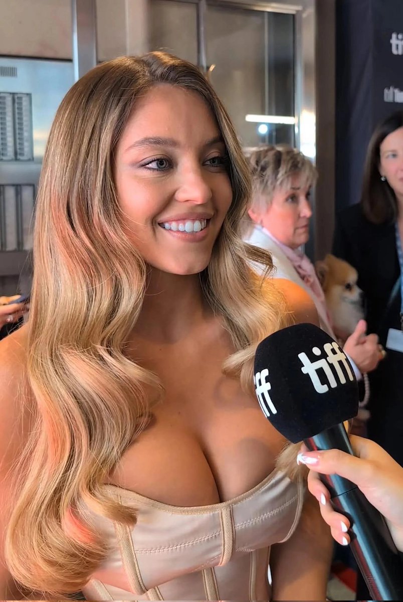 PokimaneWT's tweet photo. sydney just caught another perv staring at her entire acting talent https://t.co/242X77wdAl