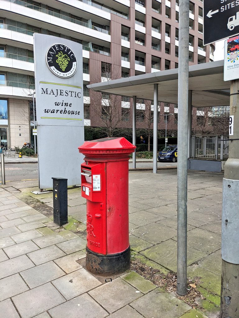 ness_charles's tweet photo. Not looking that majestic...This poor pillar box didn't even get a fresh coat of paint when the door was put back on. ๐ฎ #postboxsaturday #PostBoxDiary https://t.co/6PAfwvNtf2