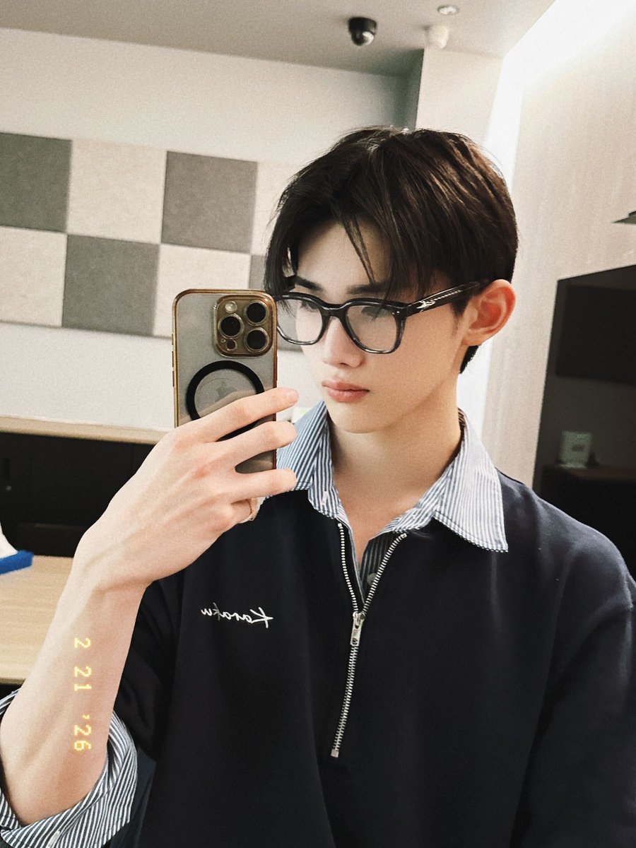 🤓 < 오늘 죠둥이 추구미엿나바 ㅋㅋㅋㅋㅋ ♡
사복인데도 너무너무 이뿌게 입어서 기특햇는데 셀카까지 완전 존귀.존멋으로 찍어왓우 죠둥이 백번쓰다듬어야쥐 🫳🏻🫳🏻🫳🏻💕💕