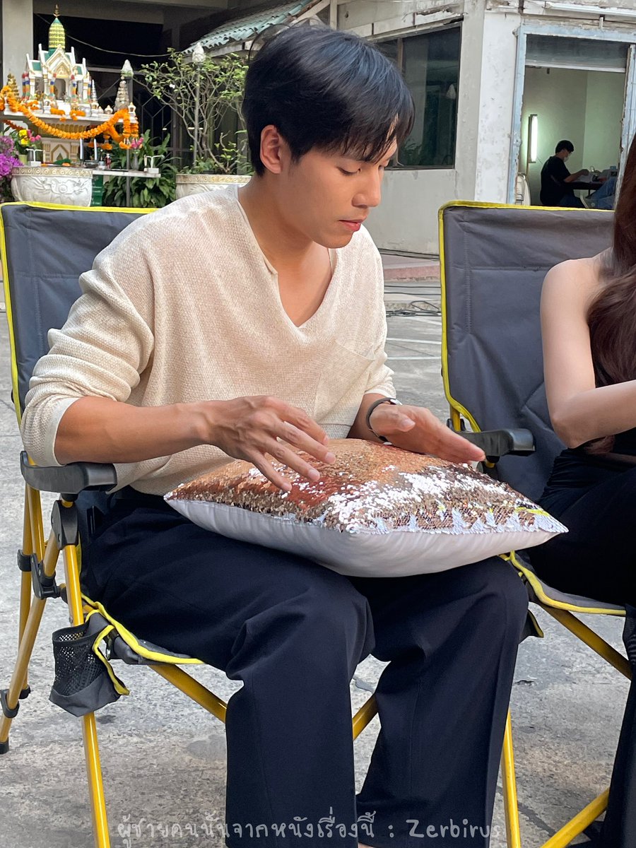 และเป็นอีกคนที่ถูกใจหมอนเพจเราเหลือเกิน ระหว่างรอเริ่มสัมภาษณ์ คือนั่งเล่นหมอนเพลินเขาจริงๆ 

#ผู้ชายคนนั้นจากหนังเรื่องนี้ x #ราคีTHESTAIN 
#jesjpp