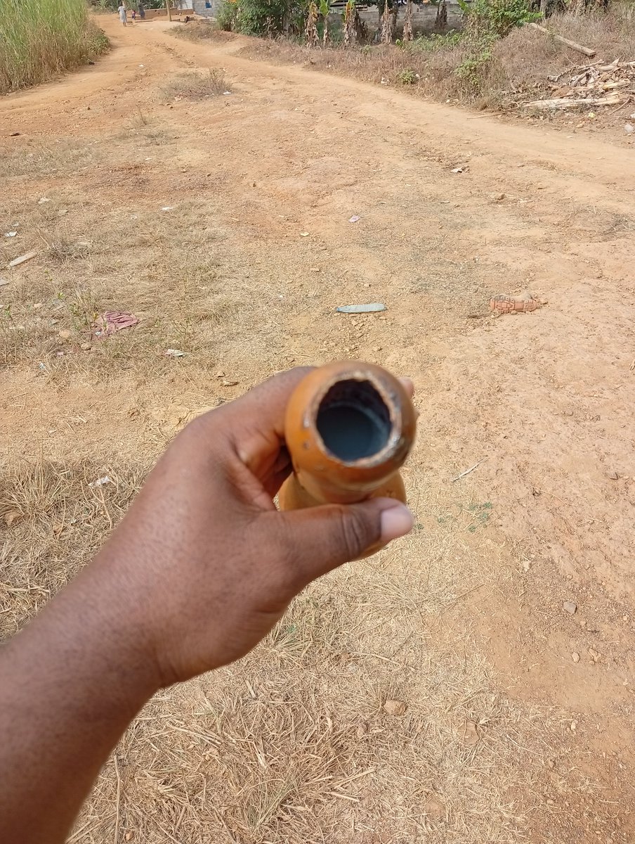 Rituel de base dès l'arrivée : Saluer les riverains et partager verre de Matango.
Salut à vous depuis Ribang par Bafia. 😎