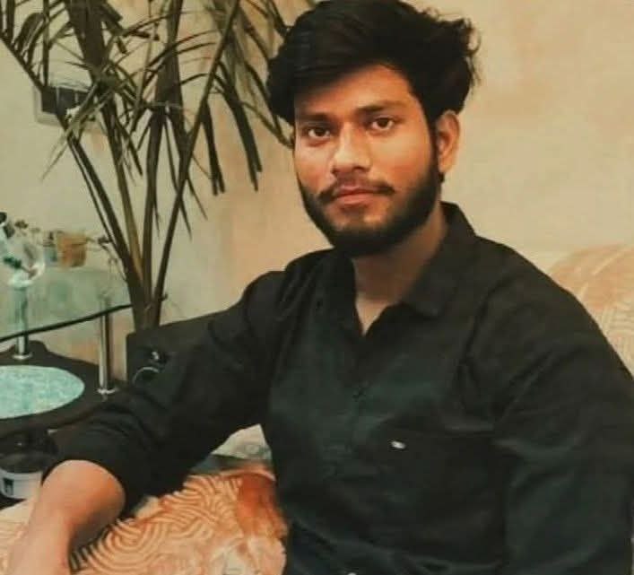 This is Moh@mmad Saif alias Abdul.

He was pursuing a Hindu girl in Mirzapur, demanding that she convert to I$lam.

Despite the girl's refusal, he was so eager to perform the most virtuous act in I$lam: converting a non-Mu$lim, that he entered the girl's home armed with blades