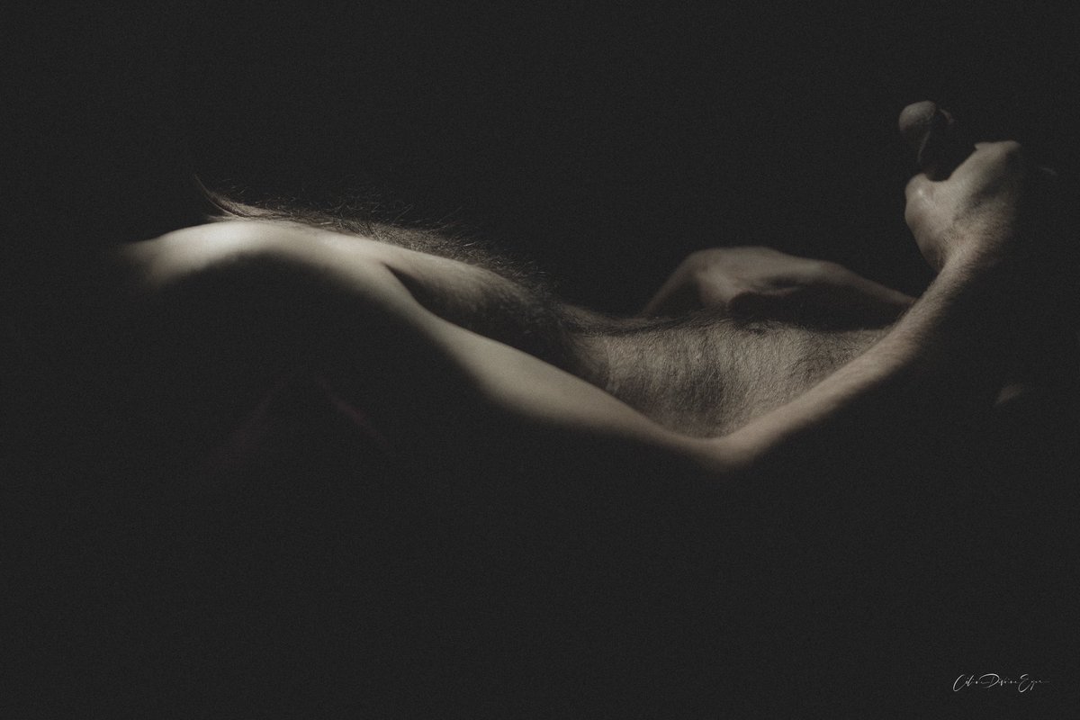 Un jeu d'ombres qui sculpte le corps masculin, mettant en valeur les textures et les lignes dans une ambiance feutrée et intimiste. Retrouvez cette séance en détail sur mon site. 

celinepivoineyes.com/le-blog/pornar…