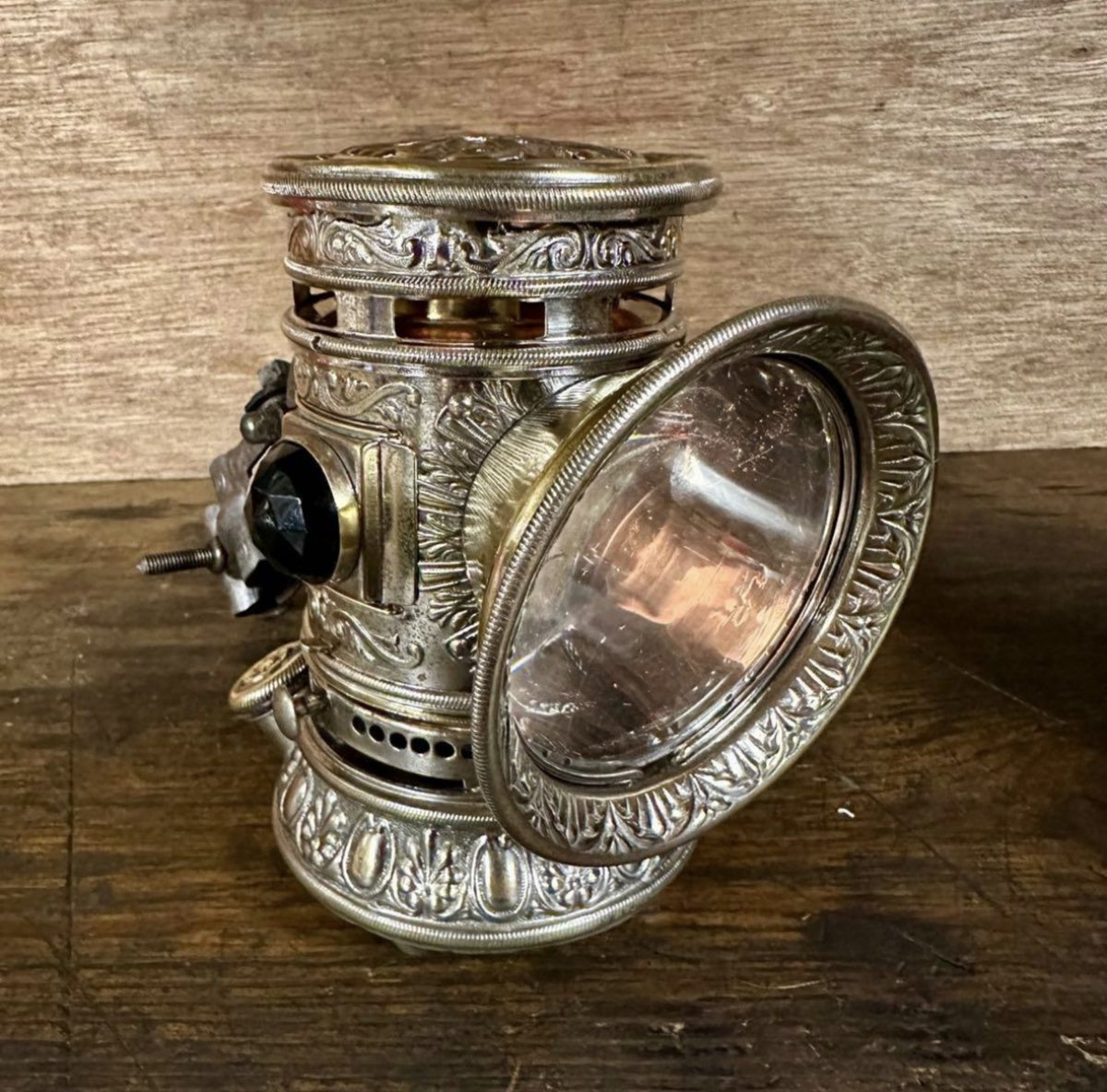 バイシクルランタン🔥
見た目は近いモノを感じるけど、カーバイドランプとはまた別物なのよね…

100年くらい前のモノなのに、存在感がスゴい✨️
ここまで状態が良いと集めたくなってしまうワ…💕
気付くのが１年程早ければこのコ達をお迎え出来たかもしれないと思うと悔しい…💧

カッコイイ…💦