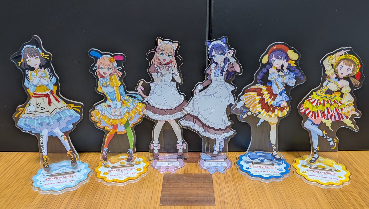 ここ2日間くらいで我が家に来たアクスタ。 今月たくさん仲間呼ばれてる