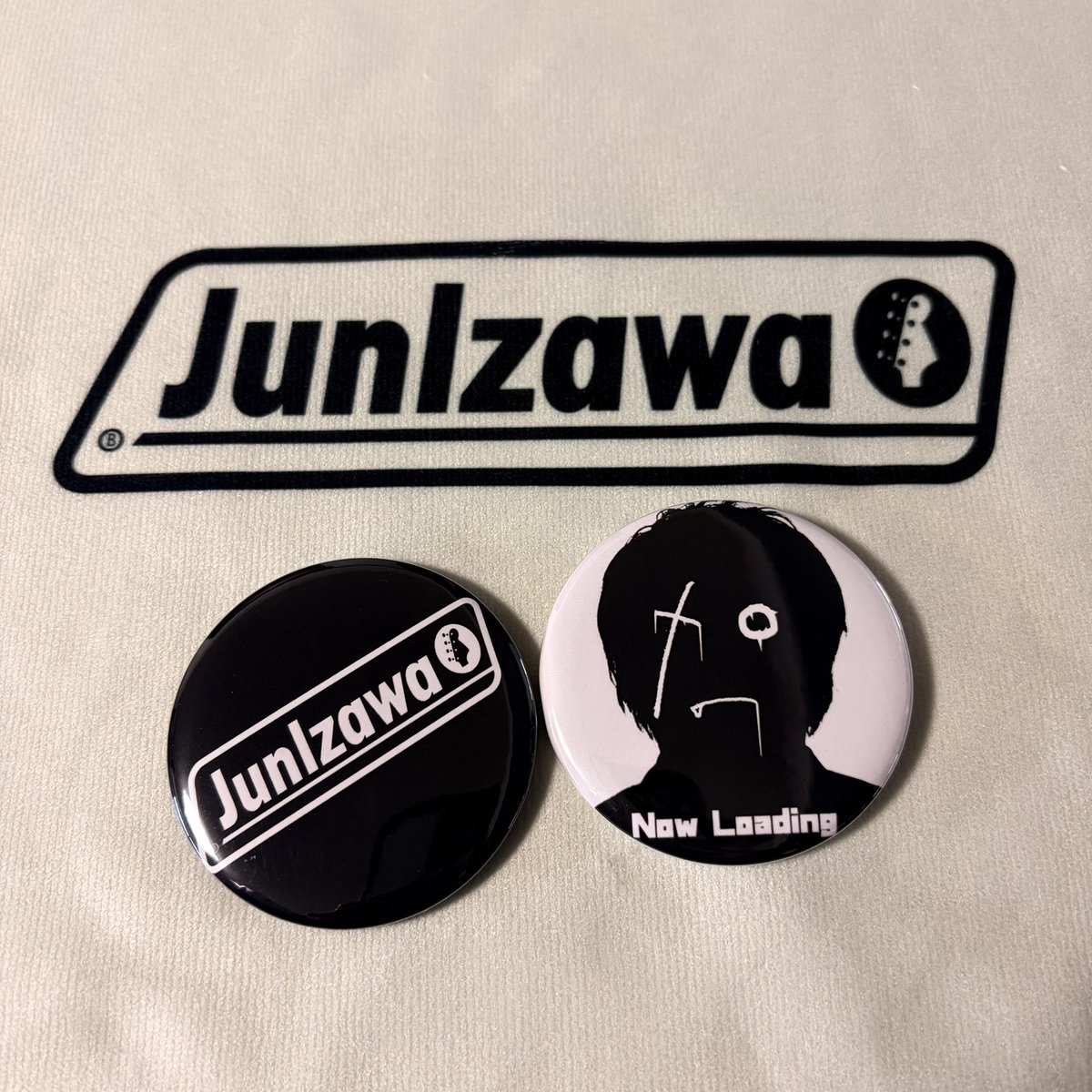 明後日から缶バッジとタオルを持ってきます。あとベースキーホルダーと