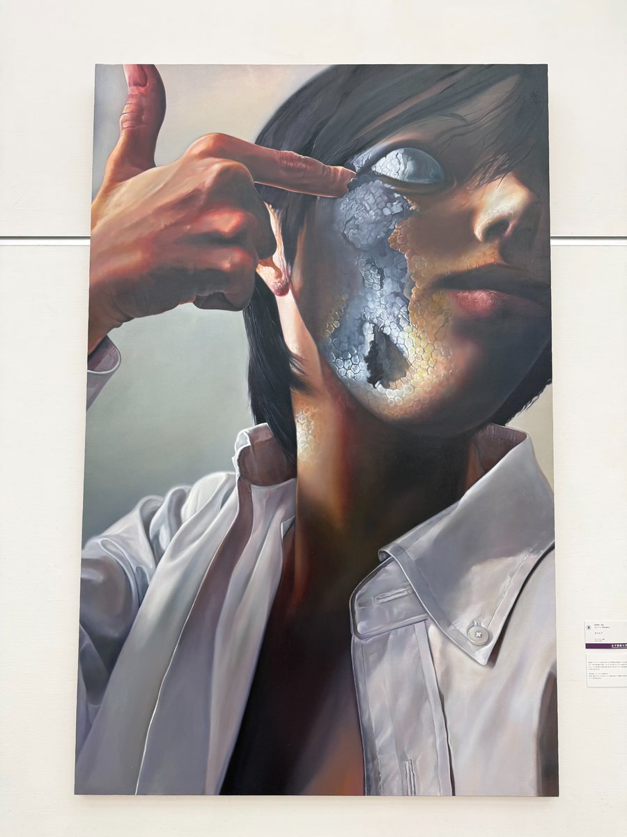 コノハさん《ガラテア》瞬発力がすごい。ギリシア神話を現代に転換する発想力も素晴らしい。生きている事実ではなく生きていると感じることが生命かもしれません。しかし、一つ何かが失われたときにそれでも信じることができるのか問いを突き付けられたような気分。五美大展。女子美術大学