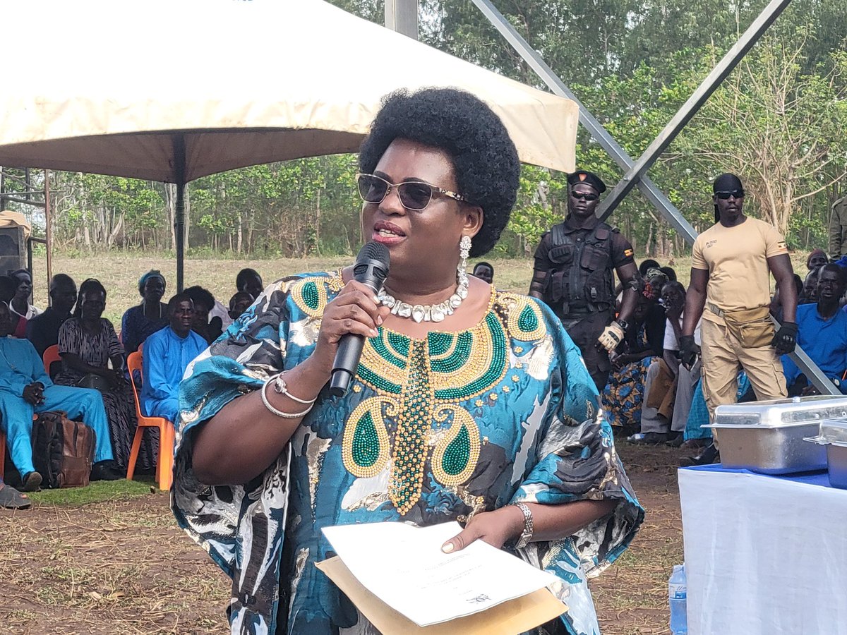 Voiceoflangofm's tweet photo. We, the women of Lango, are proud because we learned from the best—Atat Cecilia. As Mzee Lameck (Ogwal) said, she faithfully executed her wifely duties and respected her marriage, even when she was powerful and widely popular. - Hon. Min. Betty Amongi
#VOLUpdates https://t.co/0XGIgPToXN