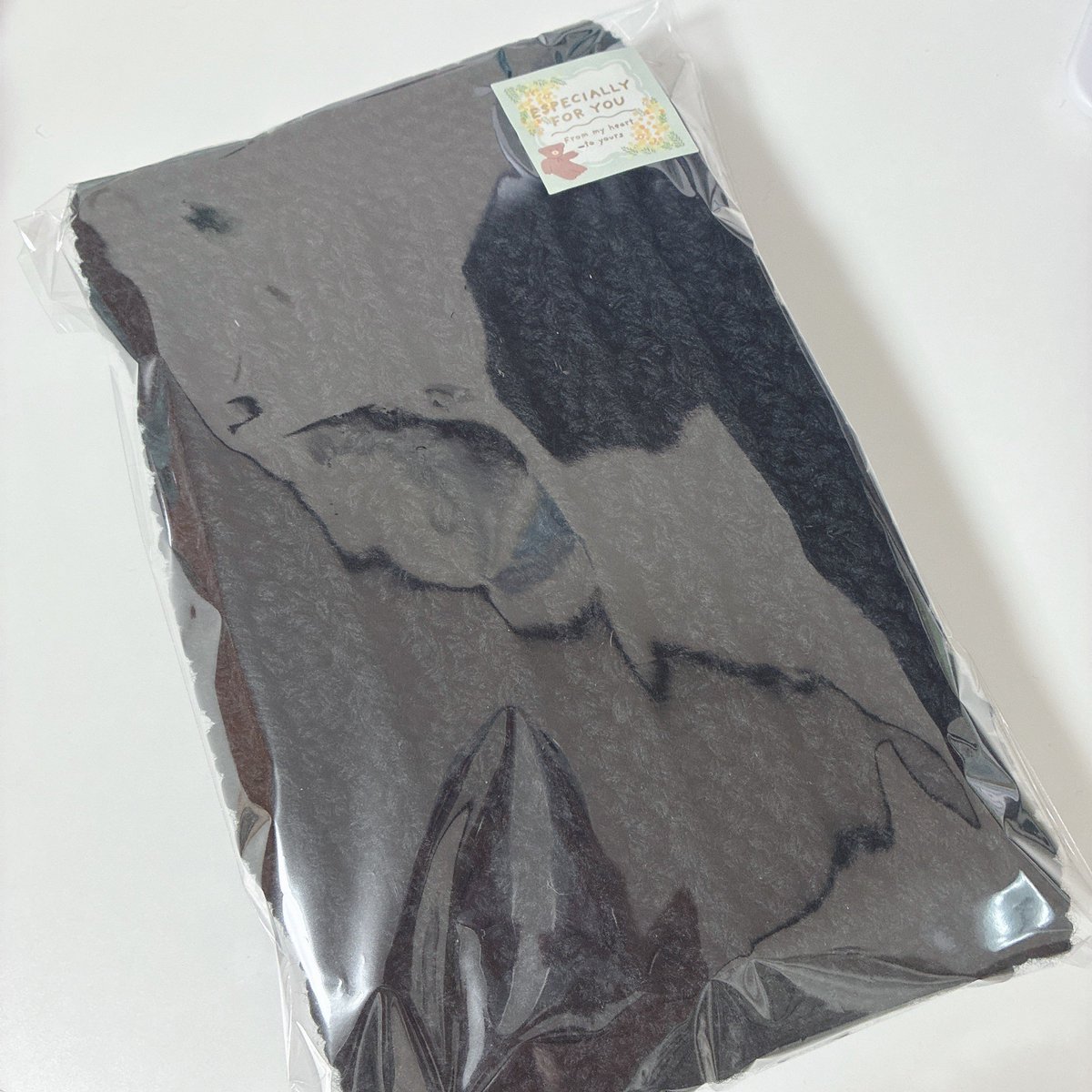 反射がすごいけど祖母に頼まれてたレッグウォーマー編めました❄️