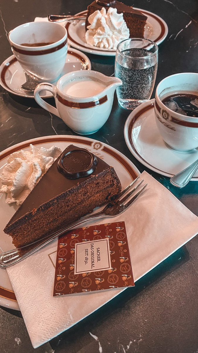 NDrama2's tweet photo. In Viena for 5 days… Who likes chocolate ? 🍫 https://t.co/mlhRsrgjLh