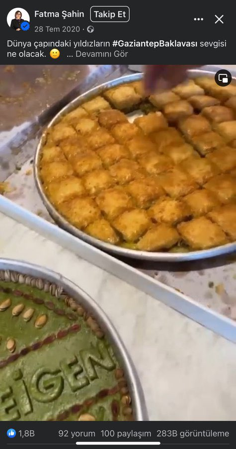 Gaziantep Büyükşehir Belediye Başkanı Fatma Şahin'e, Hollywood pedofili çifti Chrissy Teigen ve kocası John Legend'a gönderilen ve üzerinde spiral şeklinde fıstıklar yerleştirilmiş olan baklavayı, üzerinde taşıdığı sembol kolyeyi, antepte kaybolan çocukları
soran oldu mu?