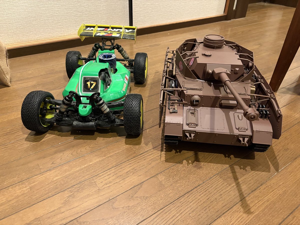 9LD8ndgoP5GbIbv's tweet photo. ハチイチバギーとトゥエルブ戦車。
#IFB8
#アシェットIV号戦車 https://t.co/ZNMnG7G5fZ
