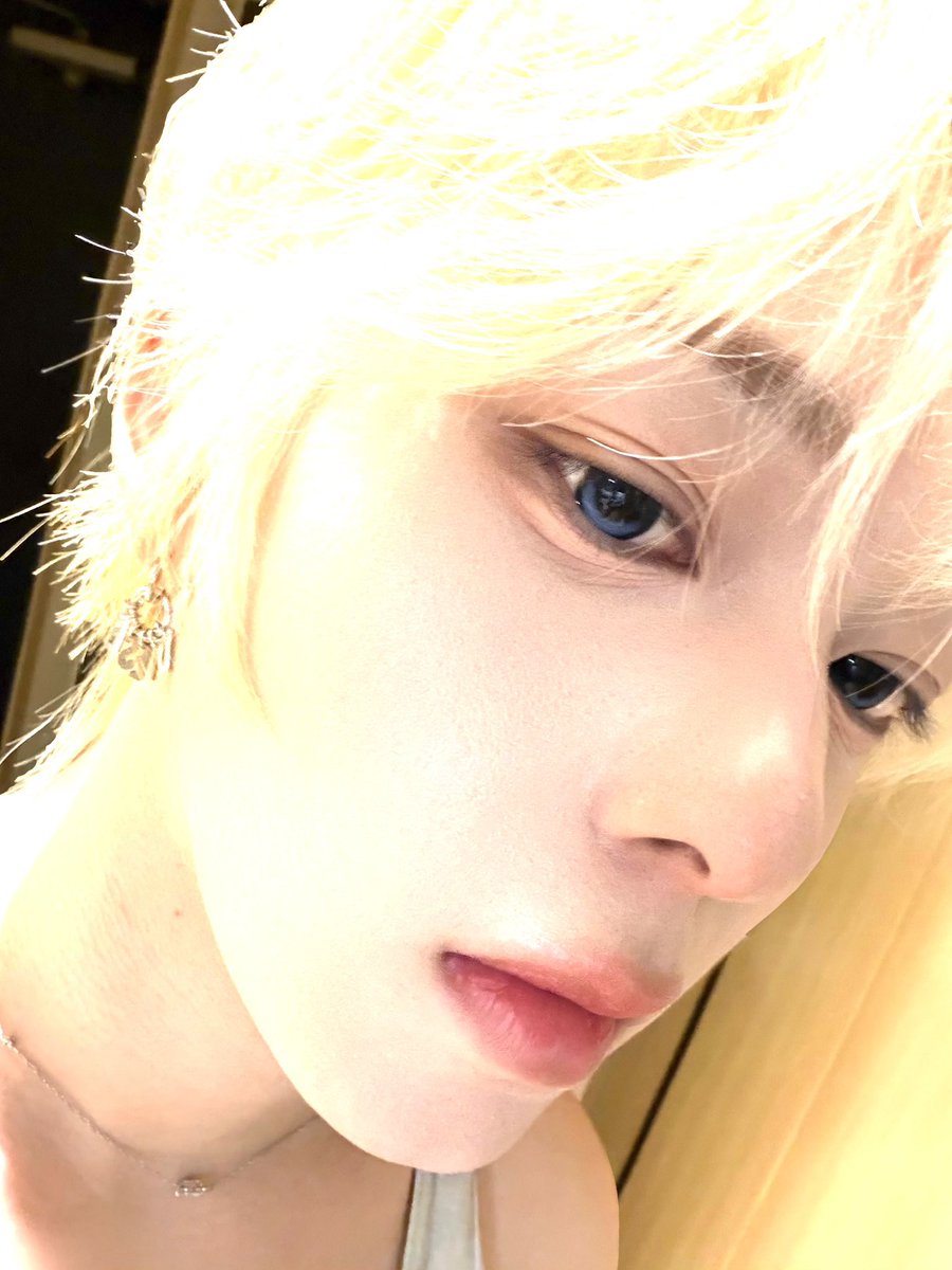 AHOF_official's tweet image. 🤫

#AHOF #아홉 
#CHIHEN #즈언