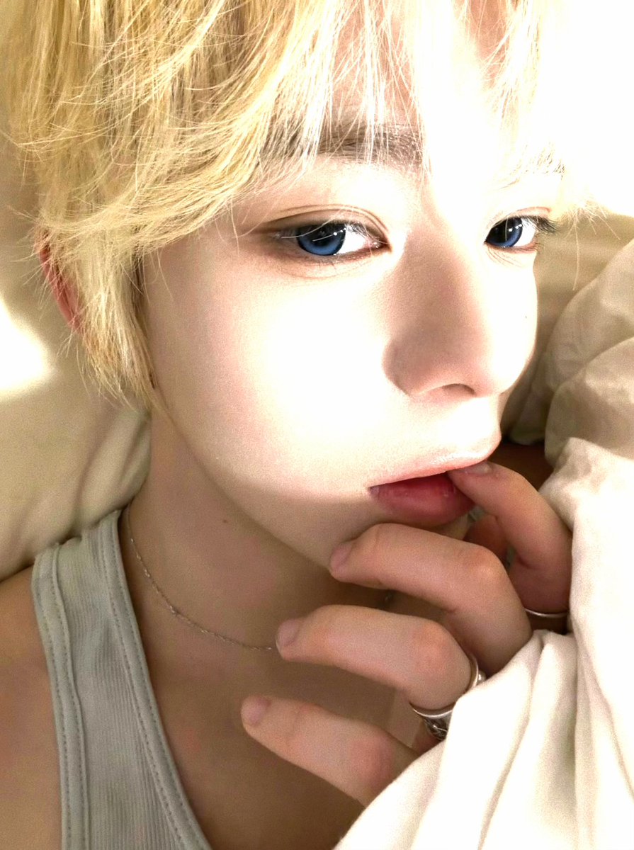 AHOF_official's tweet image. 🤫

#AHOF #아홉 
#CHIHEN #즈언