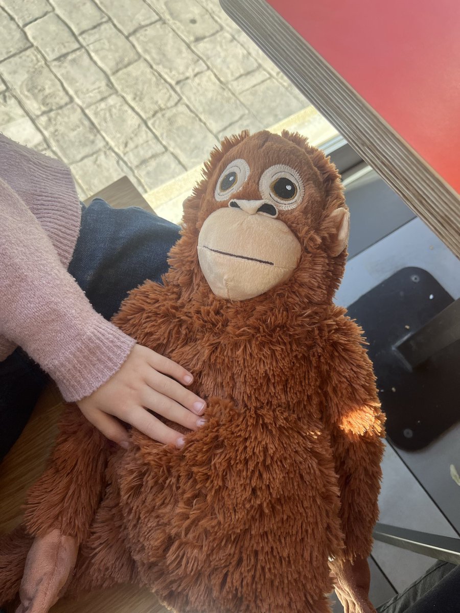La peque se ha enamorado del monito (en serio, es súper suave)