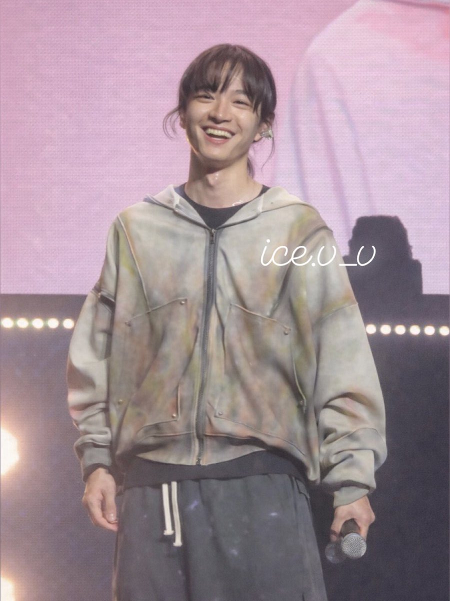 his beautiful smile 😭😭😭🥺🩵