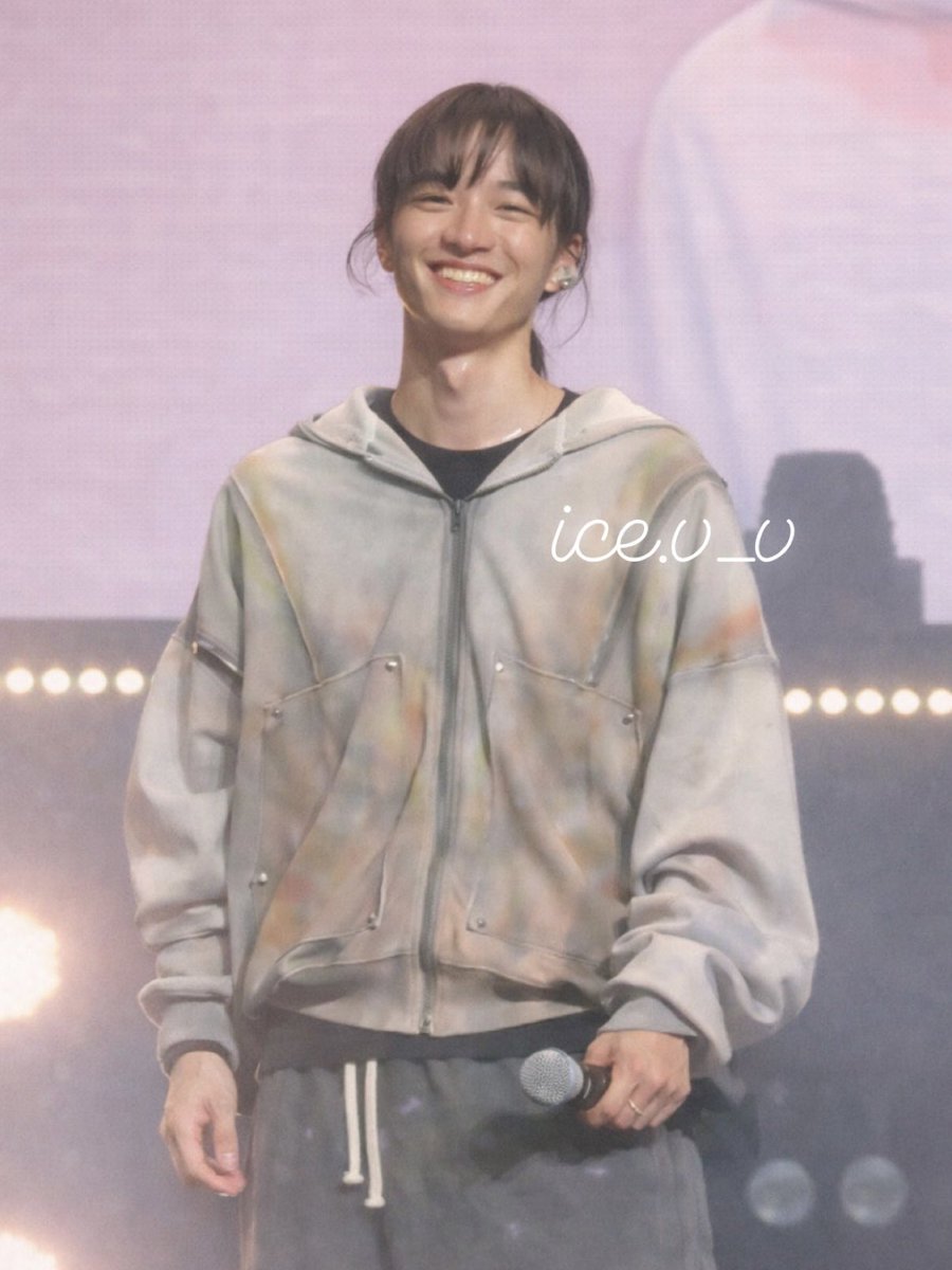 his beautiful smile 😭😭😭🥺🩵