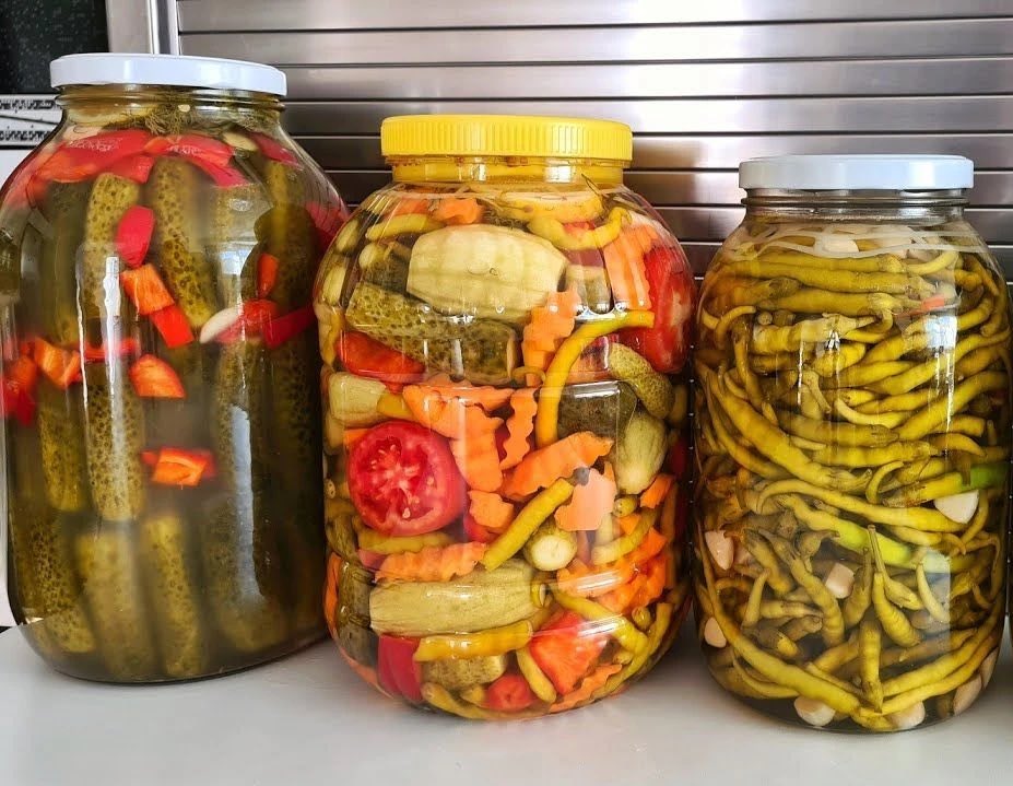 İzmir'deki evinde yangın çıkan İbrahim Tatlıses:

"En çok 15 bidon turşumun yanmasına üzüldüm."