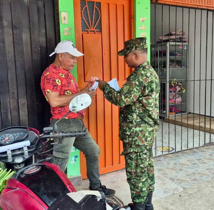 Ejercito_Div6's tweet photo. Con la comunidad de #Villagarzón, #Putumayo, soldados del #BIROR25 de la #Brigada27 entregaron volantes y socializaron información clave para prevenir el reclutamiento de niños, niñas y adolescentes.

La prevención es tarea de todos 🇨🇴
#QueNoReclutenTusSueños https://t.co/IjLMOpgIS9