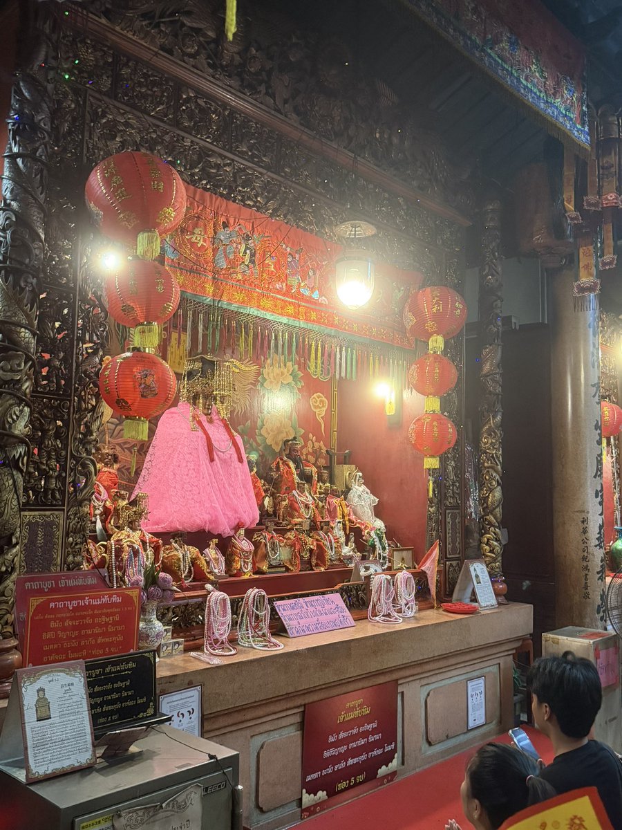 ไปไหว้เจ้าแม่ทับทิมสะพานเหลืองมาหลังตรุษจีนเพราะเพิ่งว่าง พร้อมเจอพี่มะหมาสตาฟสุดน่ารัก 🐶 ไปบอกแม่ว่า ตอนนี้สับสนชีวิต อยากให้อาม่าช่วยนำทาง หลังจากนั้นมีคอนเฟิม2งานเลยยย เรื่องงานอาม่าให้จริง 💃❤️