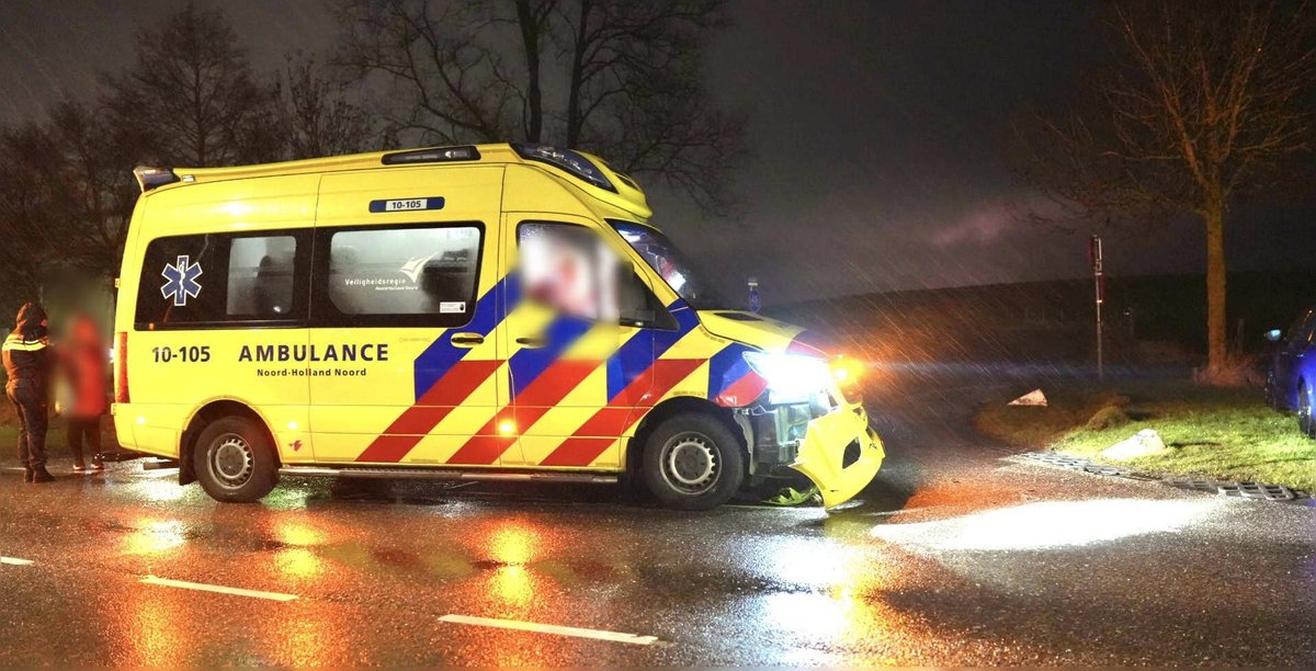 Veel schade bij aanrijding tussen ambulance en personenauto