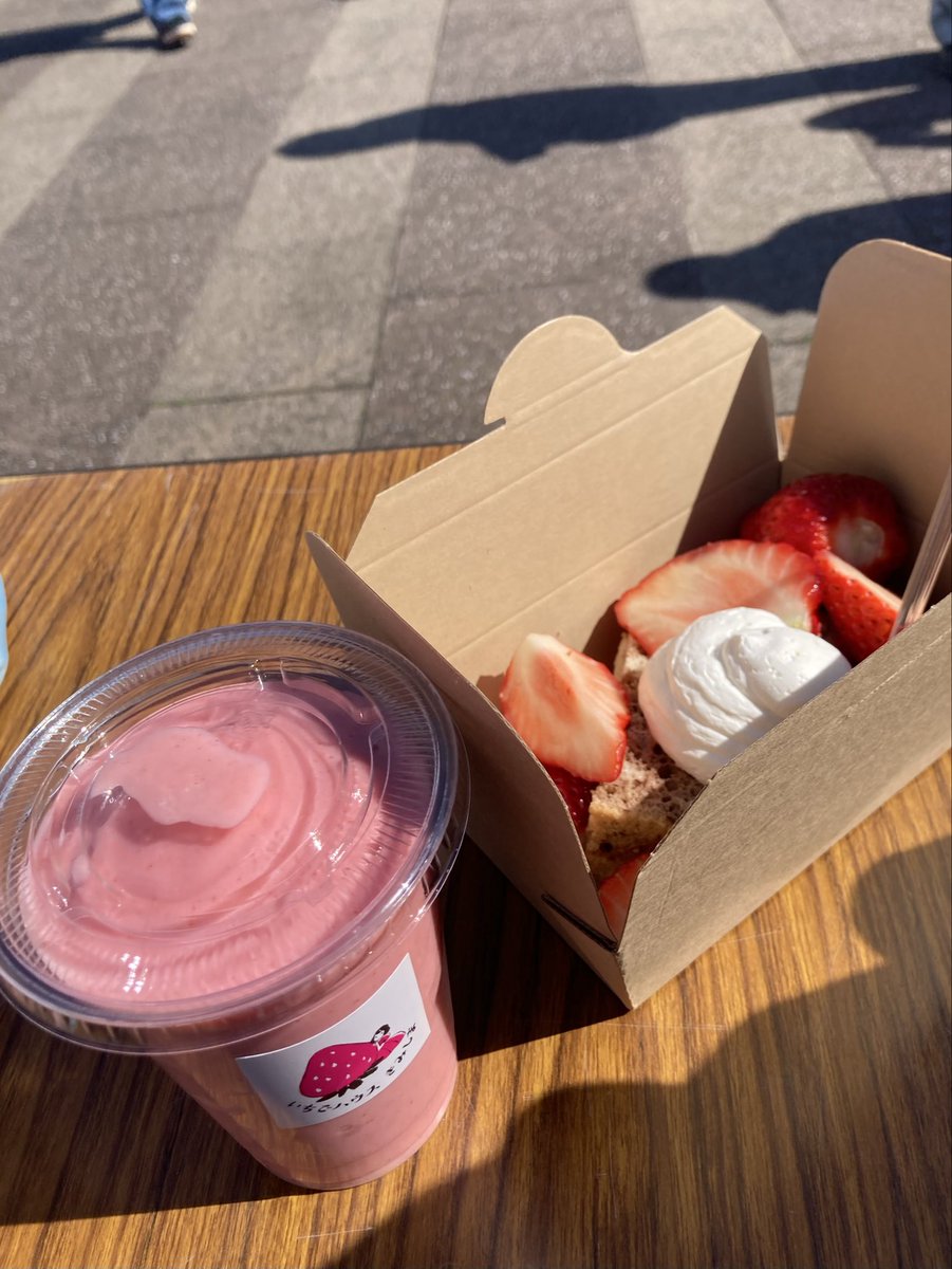 blue_Apple7's tweet photo. 埼玉いちご祭り🍓

いいお天気で混雑してたけど、甘〜いいちごが食べられて満足😋
お持ち帰りしたあきひめもめっちゃ柔らかくて甘くてジューシー♡ https://t.co/fe7eznynIE