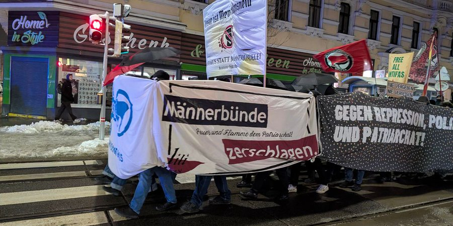 Antifaxismoa's tweet image. #Austria protestas contra el Baile Académico del FPÖ de ayer en #Viena 
Asistieron un número elevado de militantes de extrema derecha, así como el presidente del Consejo Nacional, Rosenkranz

@AneIrazabal  @Antifaxismoa