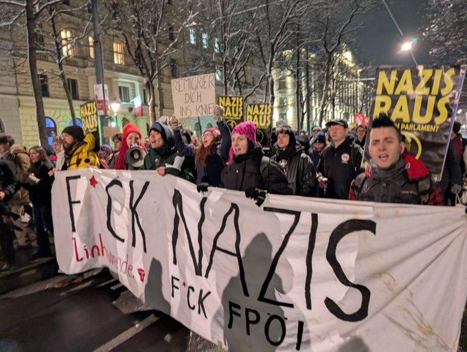 Antifaxismoa's tweet image. #Austria protestas contra el Baile Académico del FPÖ de ayer en #Viena 
Asistieron un número elevado de militantes de extrema derecha, así como el presidente del Consejo Nacional, Rosenkranz

@AneIrazabal  @Antifaxismoa