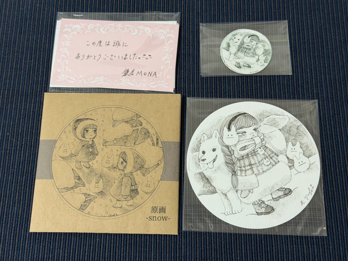 鎌倉MONAさんで購入したかとうゆきさんの原画ガチャが本日届きました。
ドキドキしながら開封するとサモエド犬（多分…）とMOFUSのイヤーカフをした可愛い女の子のイラストでした❣️
丸い絵は初めてで、どこにどう飾るか悩み中〜
 #かとうゆき
 #原画ガチャ
 #鎌倉MONA