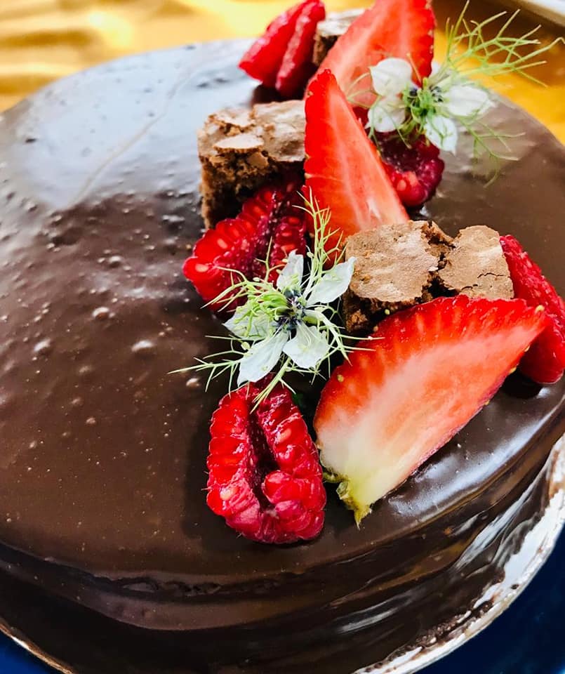 Cocinar enojada ...
Mi enojo se paso a las burbujas de esta cobertura de chocolate, quedo mal.

La cobertura debía quedar totalmente lisa ... 💢💢