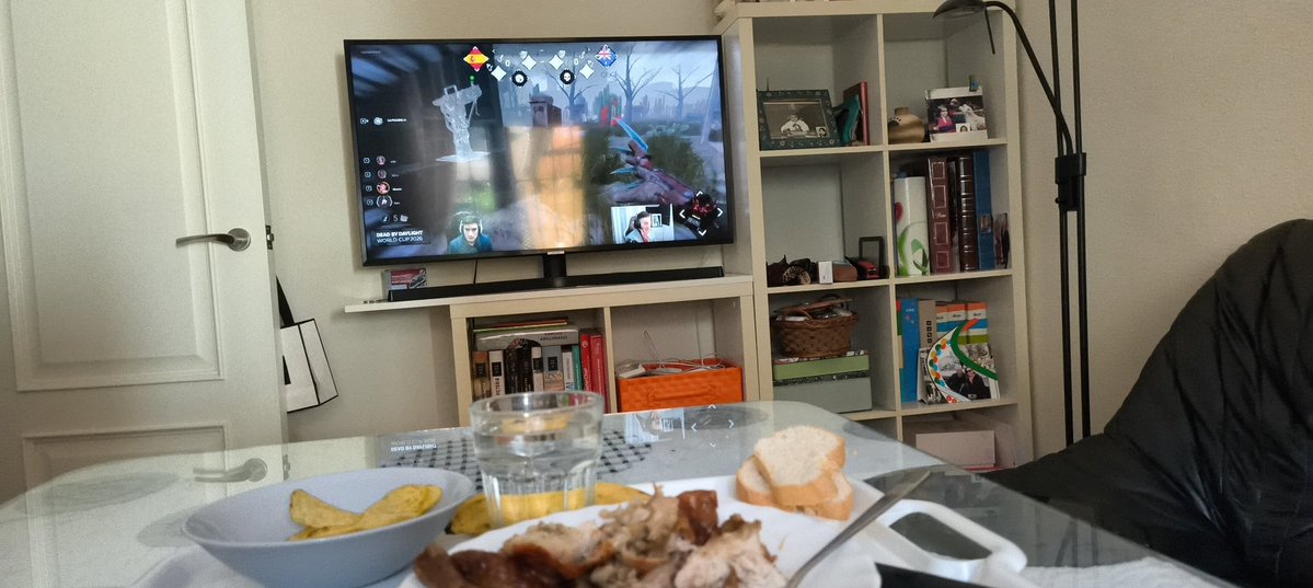 Aquí comiendo y viendo a un pro del DBD como <a href="/anarcodbd/">Anarco</a>  y a un random como  <a href="/ReudigRuediger/">ReudigRuedigerメ</a>  #MundialDBD2026