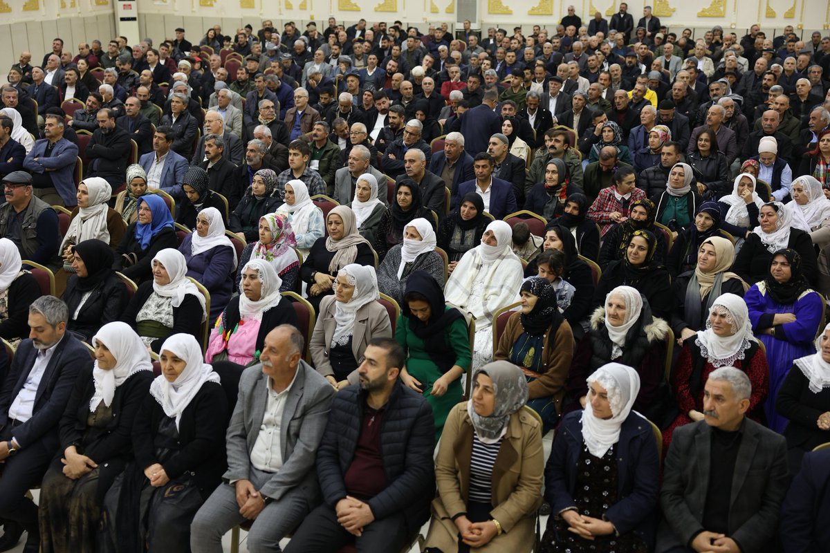 Barış ve Demokratik Toplum Buluşmalarımız kapsamında kadim kentimiz Siirt’te İmrali heyeti üyemiz ve Meclis başkanvekilimiz Pervin Buldan ile birlikte halkımızla bir araya geldik.

Sêrt, ne tenê bajarek e; Sêrt bajarê ked, xebat û têkoşînê ye. Sêrt pir zimanî ye, pir çandî ye. Li
