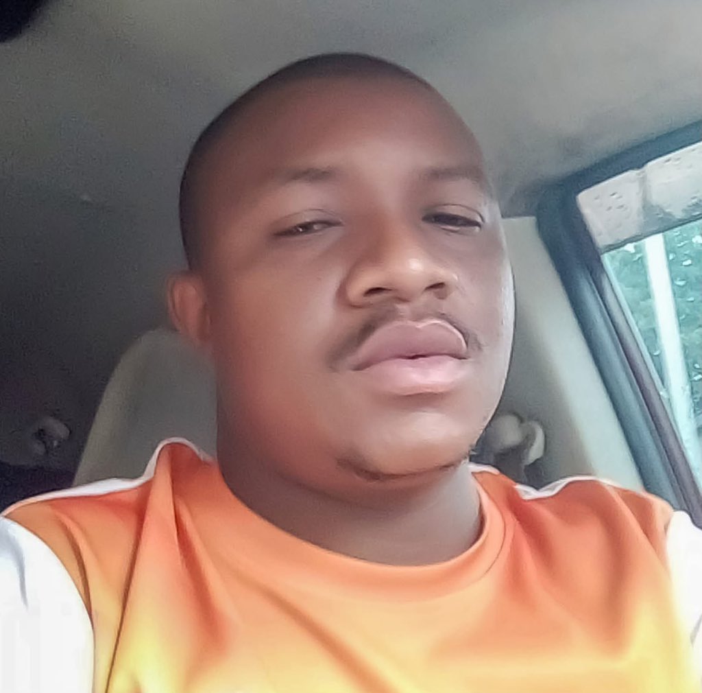 The Police are appealing to members of the public to help locate Maatla Makhura (35) who violently stabbed his baby mama. After the violent attack, Maatla Makhura proceeded to pick up their 7 year old child and fled. 

Repost For Awareness