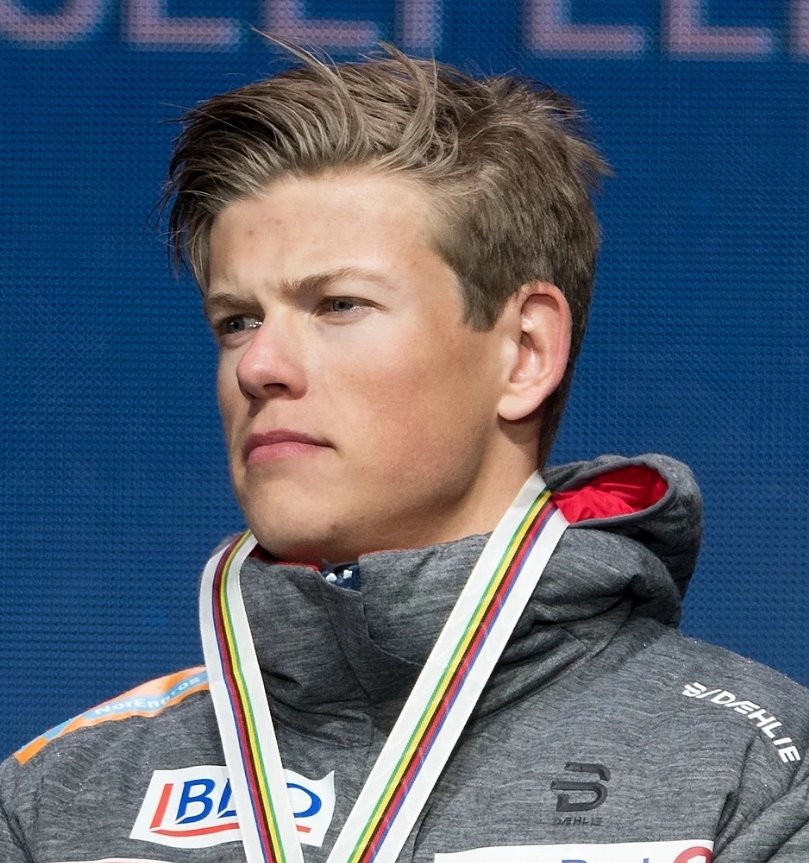 Se llama Johannes Klaebo, Es noruego, tiene 29 años y hoy se ha convertido en el primer deportista en ganar 6 oros en la misma edición de JJOO. Y ya tenía 5 más de los Juegos de 2018 y 2022 Extraordinaria gesta