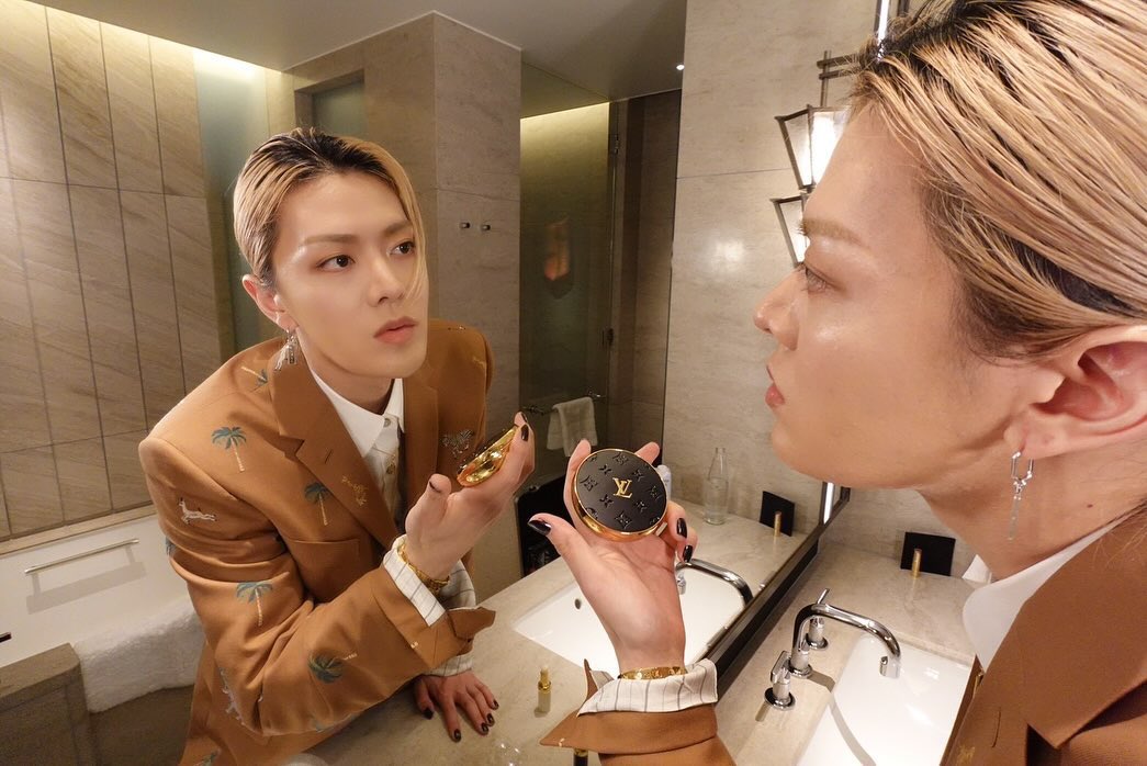 femmesuh's tweet image. YOU ARE A GIRLLL YOURE DOING YIUR MAKEUP AND BEING GIRLY AND BEING A GIRL #TRANSITION