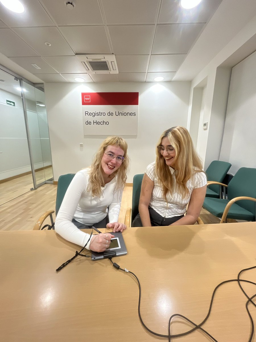 chicas que no lo llegué a enseñar pero marta y yo nos hicimos pareja de hecho el mes pasao y fue mu bonito 💐🫶🏹💫