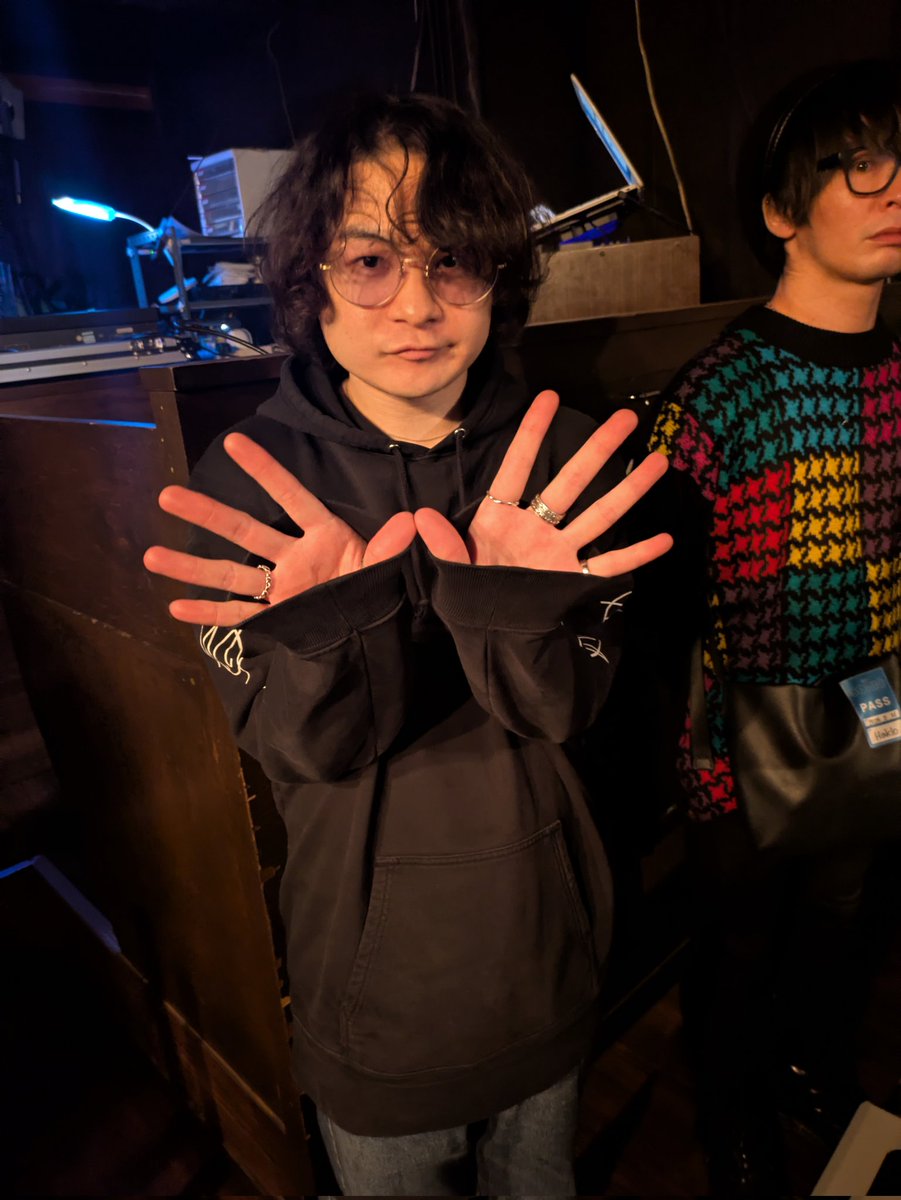 #足跡は消えない
写真は２番手Hakloさん撮影に応えてくれました。三者共皆カラーがはっきりしていて訴えて来るものがあってよかったです。ハクローさんは音量にびっくりしましたが演奏が迫力あってよかったです。こういう音楽あまり聴く機会がないから浸って聴きました。皆さん演奏は上手かったです。