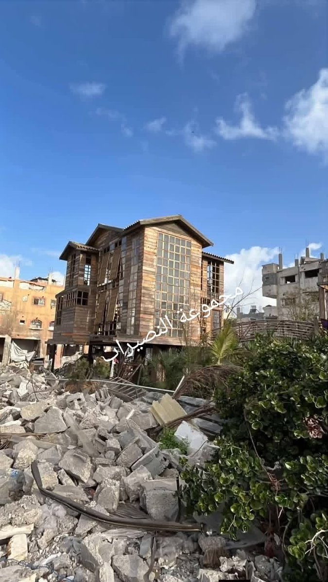 في #غزة بنى أحد أفراد شعب الجبارين كوخاً خشبياً على أنقاض منزله، متحدياً كل الظروف والعقبات .. واستمرار قوات الاحتلال بضرب اتفاقية وقف إطلاق النار عرض الحائط، بل وعدم التزامها ببنود الاتفاقية من الأساس.
منعت #إسرائيل ادخال مواد البناء إلى قطاع غزة،  ولا زالت تعرقل عمليات ادخال