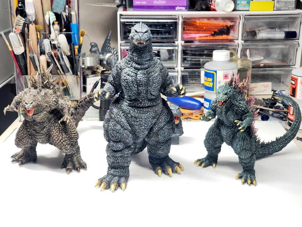 3体のプラゴジの塗装、だいぶ進みました。ドライブラシを重ねたり、背ビレに色を乗せて整えたり、瞳もそれぞれいれました。(影で見えない😅)もちろんリアルタッチマーカーで爪や牙のボカシもいれました。一旦トップコートしようかな？リプでそれぞれの1shot載せます。#アオシマ #コトブキヤ #ゴジラ