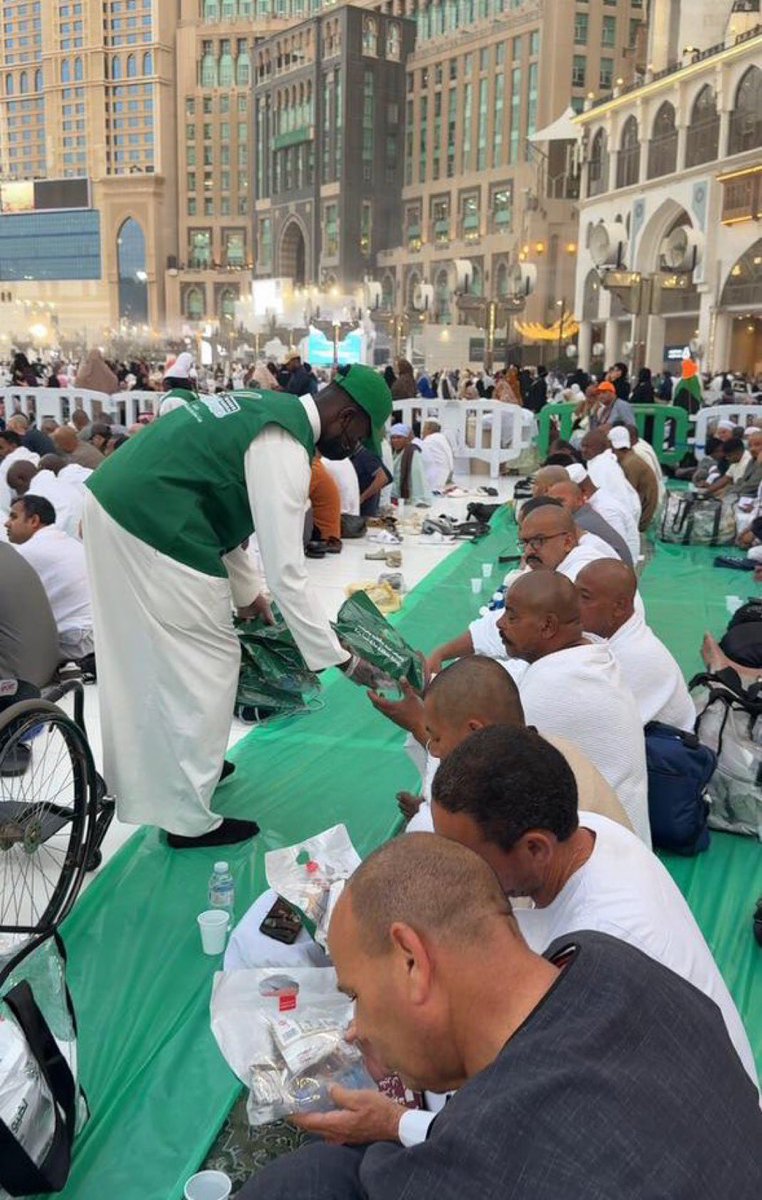 في هذا الوقت وقبل الأفطار .. هناك عدة فضائل اجتمعت

- فضل المكان: الحرم المكي 🕋 
- فضل الزمان: شهر رمضان 🌙 
- فضل العمل: إفطار صائم

369 صائم✅
431 صائم⏳

15 = تفطر صائم في الحرم المكي 
بـ5 ريال تساهم في تفطير فيها صائم بالحرم

eana.org.sa/projects/104