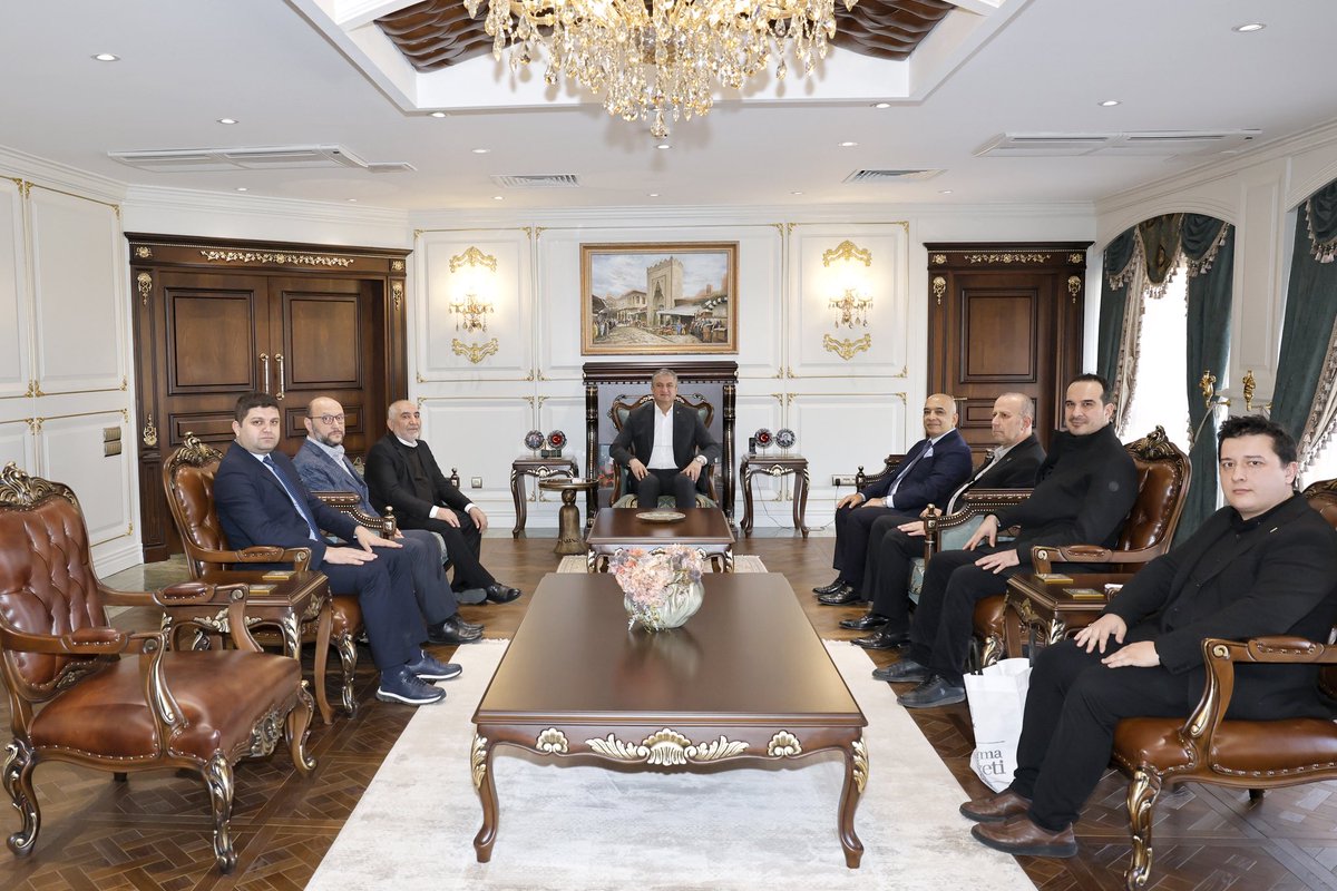 TCAdanaValiligi's tweet photo. İlim Yayma Cemiyeti Adana Şube Başkanı Hüseyin Nuri Çomu ile Kadın ve Demokrasi Vakfı(KADEM) Adana İl Temsilcisi Reyhan Mazı ve beraberlerindeki yönetim kurulu üyeleri, AK Parti Eski İl Başkanı Ozan Gülaçtı ve AK Parti Eski İl Başkan Yardımcısı Sercan Uter ile Büyükşehir Belediye Meclis Üyesi Akın Yılmaz, Valimiz Sayın Mustafa Yavuz’a (@valiyavuz) nezaket ziyaretinde bulundu.
 
Nazik ziyaretleri ve yeni görevi dolayısıyla ilettikleri güzel temenniler için konuklarına teşekkür eden Sayın Valimiz, "Adana’mıza gönülden hizmet eden, toplum yararına katkı sunan her kurum ve sivil oluşum, şehrimizin birlik ve dayanışma ruhunu daha da güçlendiriyor. Bu ortak gayenin, ilimizi her yönüyle daha müreffeh ve yaşanabilir bir şehir kılacağına yürekten inanıyorum." dedi.

#tcadanavaliligi 
#valimustafayavuz
#adana