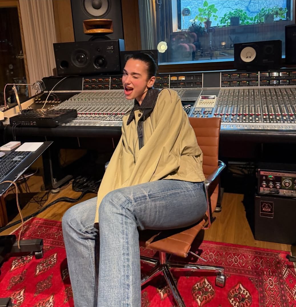 The Queen Dua Lipa is in Studio !!! 🎙