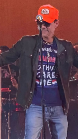 Marc Anthony con una remera que resalta el valor de la mujer paraguaya: “Estoy casado con una paraguaya, nada me asusta”
