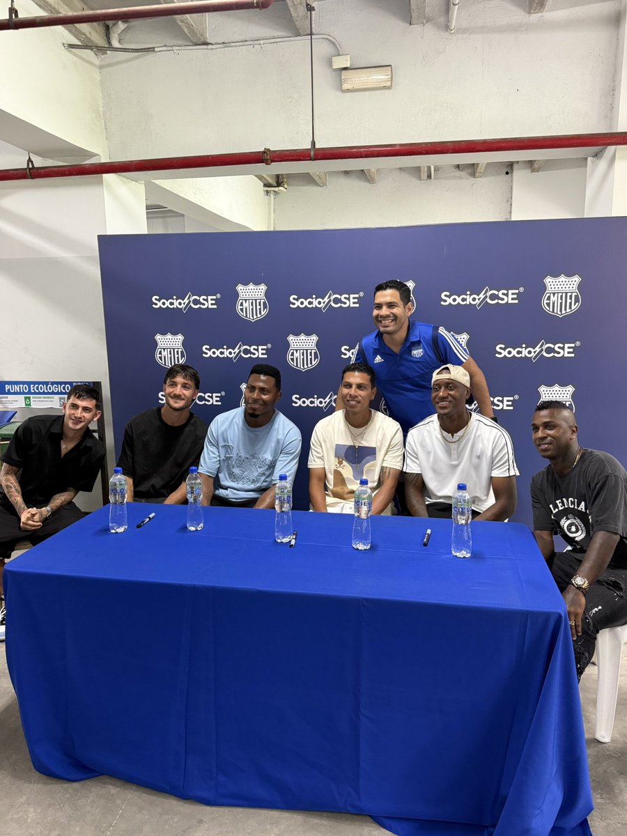 Empezamos la firma de camisetas para todos los que asisten a cumplir con el Club 🗳️💙⚡️⚽️ <a href="/CSEmelec/">Club Sport Emelec</a> <a href="/JDJimenezV/">Jose David Jimenez</a> <a href="/cristhian_noboa/">cristhian noboa</a>