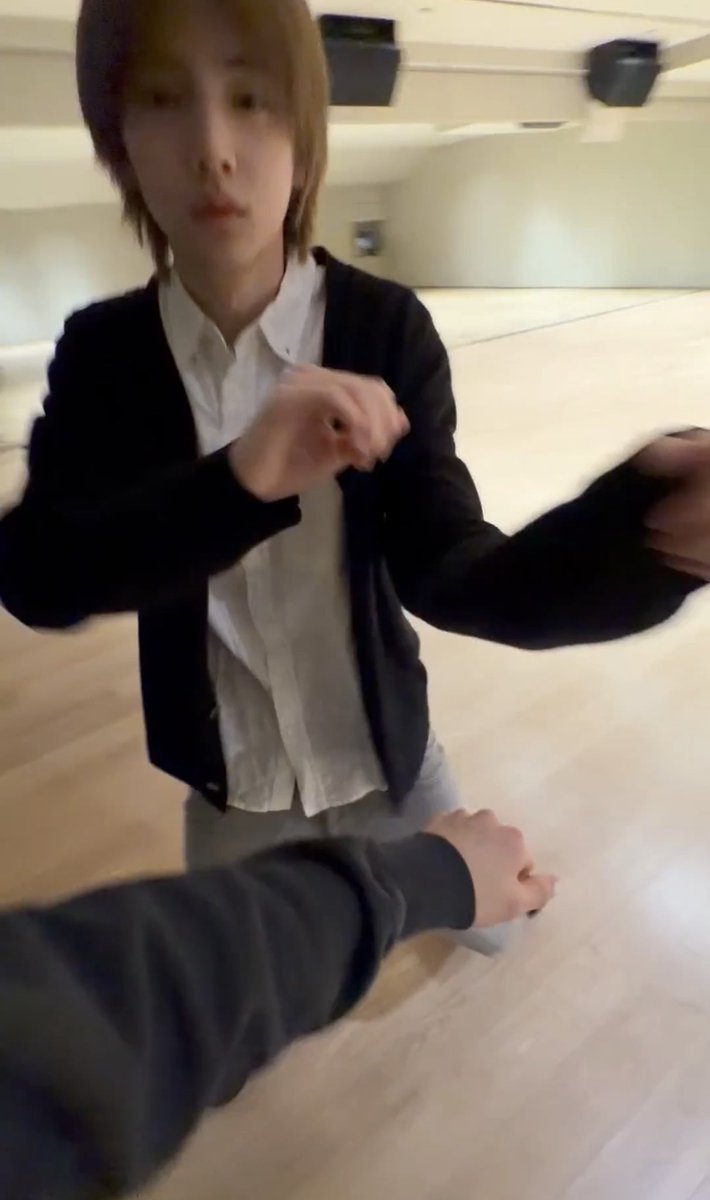 voidaddiction's tweet image. 상의는 얌전한 도련님처럼 입어놓곤 바지는 존나게 내려입음 그리고 1호선 할배단스를 춤 웃기는 청소년